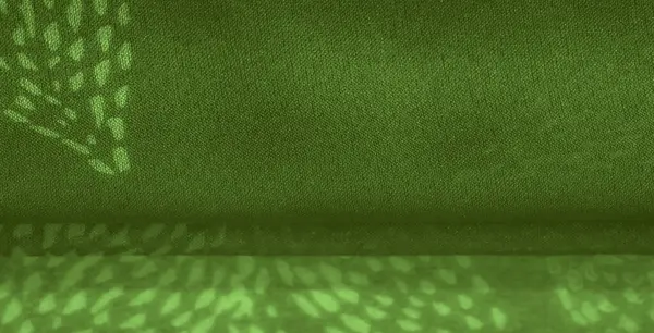 Yumuşak yeşilde bulanık kumaş, organik yumuşaklık ve zarafet getiren katmanlı yapraklı desen. Kumaşın kıvrımları tasarıma yumuşak, akıcı bir estetik katıyor.