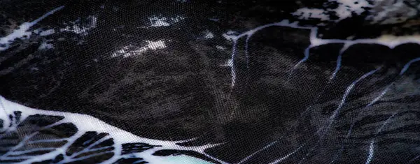 Bulanık, bu karmaşık tekstil yumuşak, akıcı arka plandaki siyah soyut tasarımları vurguluyor. Ses tonlarının karışımı büyüleyici ve narin bir görünüş yaratır..