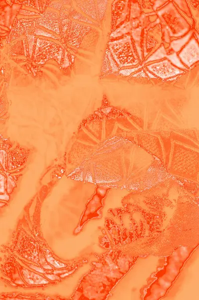 Sıvı, desenli bulanık turuncu kumaş, ince geometrik şekiller ve pürüzsüz, parlak bir kaplama kumaşın zengin rengi ve detaylı tasarımı sofistike ve rafine bir estetik yaratıyor.
