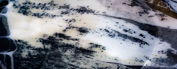 Bulanık, yumuşak ve akışkan kumaş, soyut ve karmaşık desenlere sahip, aydınlık ve karanlık tonlarla iç içe geçer. Narin dokusu zarafet ve cazibe yayar..