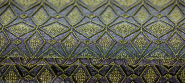 Mavili, yeşil ve altın işlemeli bulanık sanatsal kumaş tasarımı. Renklerin ve dokuların etkileşimi, dekor veya el sanatları için görsel olarak çarpıcı bir malzeme yaratır..