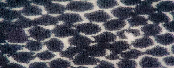 Karmaşık desenler ve canlı renkler içeren canlı kumaşın yakın plan görüntüsü. Katlar ve doku zarif tasarıma derinlik ekler.