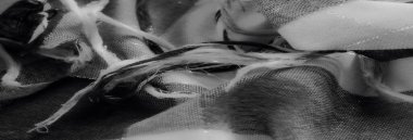 Görüntü - Sanatsal yakın çekim görüntüsünde desenli gri bir kumaş. Katlar ve narin dokuma pürüzsüz ve minimalist tek renkli bir desen oluşturuyor..