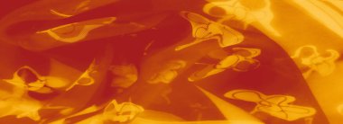 Görüntü - Açık sarı çiçek desenli yarı şeffaf turuncu kumaş. Doku, yumuşak akışı ve materyalin zarif tasarımını vurgulayarak dinamik ışıklandırmayı yakalar..