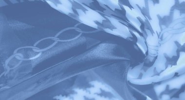 Görüntü: Mavi tonlu, geometrik houndstooth tasarımlarıyla sarmalanmış zincir benzeri desenlere sahip sanatsal tekstil. Yumuşak kıvrımlar zarif, akıcı bir estetik yaratır..