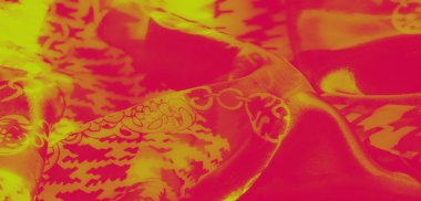 Görüntü. Canlı, soyut bir görüntü. Karmaşık sarı ve kırmızı kumaş desenler. Çiçek desenleri ve zincir motifleri var..