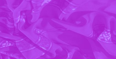 Görüntü. Örgülü süslemeleri olan mor tekstil, geometrik ve çiçek desenlerine derinlik katıyor. Dokuların karışımı sanatsal ve dekoratif cazibesini arttırır..