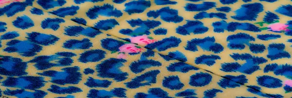 Detaylı mavi leopar desenli bulanık kumaş ve bej üzerine ince pembe renkler. Yumuşak kıvrımlar dinamik karşıtlığı ve katmanlı cazibeyi artırır.