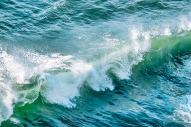 Pasifik Okyanusunun güzel dalgaları, yakın çekim pastel renkleri