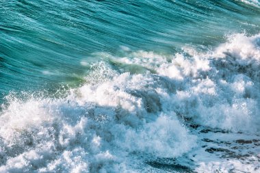 Pasifik Okyanusunun güzel dalgaları, yakın çekim pastel renkleri