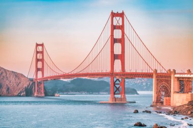 San Francisco 'daki Golden Gate Köprüsü' nün güzel manzarası, pastel renkler. Konsept seyahat, dünya eğlenceleri