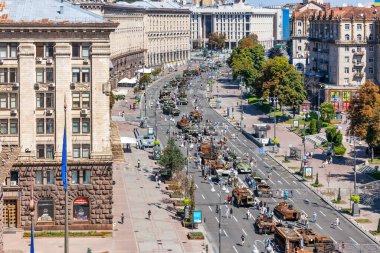 KYIV, UKRAINE - 25 Ağustos 2022 Khreschatyk 'teki Rus askeri teçhizatı yok edildi. Ukrayna 'nın bağımsızlığı gününde imha edilmiş Rus tanklarının geçit töreni