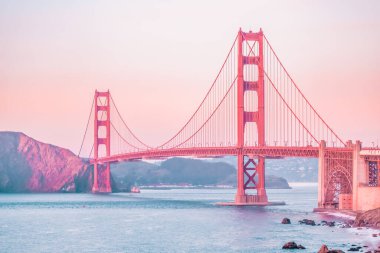 San Francisco 'daki Golden Gate Köprüsü' nün güzel manzarası, pastel renkler. Konsept seyahat, dünya eğlenceleri