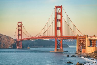 San Francisco 'daki Golden Gate Köprüsü' nün güzel manzarası, pastel renkler. Konsept seyahat, dünya eğlenceleri