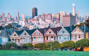 Alamo Meydanı 'ndaki Boyalı Kadınlar Viktorya dönemi evleri ve San Francisco gökdelenleri manzarası. Fotoğraf, pastel renklerde işlendi