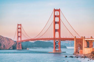 San Francisco 'daki Golden Gate Köprüsü' nün güzel manzarası, pastel renkler. Konsept seyahat, dünya eğlenceleri