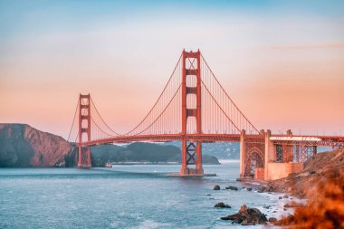 San Francisco 'daki Golden Gate Köprüsü' nün güzel manzarası, pastel renkler. Konsept seyahat, dünya eğlenceleri