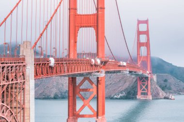 San Francisco, Kaliforniya 'daki Golden Gate Köprüsü' nün güzel manzarası, yakın plan, pastel renkler. Konsept, seyahat dünyası eğlencesi