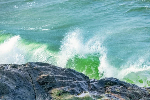 水溅得很近 清澈的海水拍打岩石 海浪冲破了大海的石岸 蓝色的海水 涂上了柔和的色彩 — 图库照片