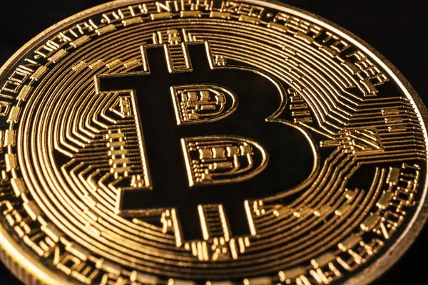 Siyah arkaplanı kırpma yolu ile kaplayan altın bitcoin maketi. Bitcoin ya da BTC, dünyadaki en popüler kripto para birimidir. Bitcoin dijital para birimi.