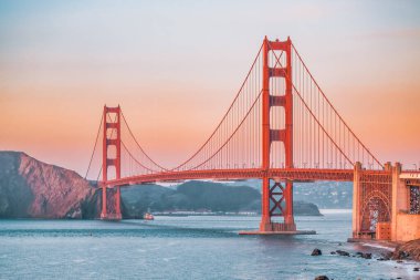 San Francisco 'daki Golden Gate Köprüsü' nün güzel manzarası, pastel renkler. Konsept seyahat, dünya eğlenceleri