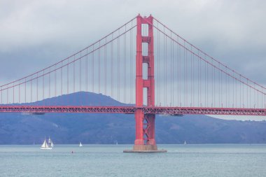 San Francisco 'daki Golden Gate Köprüsü' nün güzel manzarası, pastel renkler. Konsept seyahat, dünya eğlenceleri