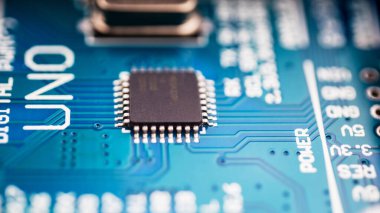 Elektronik yazdırılmış devre kartının bir kısmına bilgisayar çipinin yakın plan görüntüsü