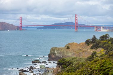 San Francisco, ABD, Land 's End' den Golden Gate Köprüsü 'ne kadar tüm köprüyü net bir şekilde görün.