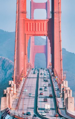 Dünyanın en ünlü eğlencelerinden biri olan Golden Gate Köprüsü 'nün yakın çekimi Vista Point' ten çekildi. San Francisco şehri, Kaliforniya ABD.