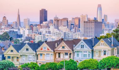 Alamo Meydanı 'ndaki Boyalı Kadınlar Viktorya dönemi evleri ve San Francisco gökdelenleri manzarası. Fotoğraf, pastel renklerde işlendi