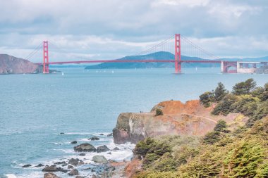 San Francisco, ABD, Land 's End' den Golden Gate Köprüsü 'ne kadar tüm köprüyü net bir şekilde görün.