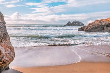 Güzel bir manzara, Kuzey Pasifik Okyanusu 'nun kumlu kıyısı San Francisco, ABD' de Sutro Hamamları 'na yakın, Seal Rocks manzaralı.