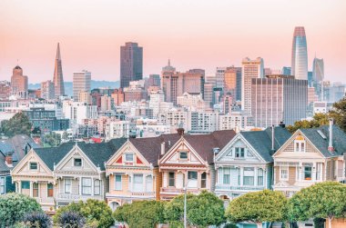 Alamo Meydanı 'ndaki Boyalı Kadınlar Viktorya dönemi evleri ve San Francisco gökdelenleri manzarası. Fotoğraf, pastel renklerde işlendi
