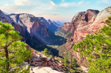 Güzel manzaralar, Zion Ulusal Parkı, Utah, ABD 'deki inanılmaz resimli kaya ve dağların manzarası. Kavram, turizm, şehir simgesi