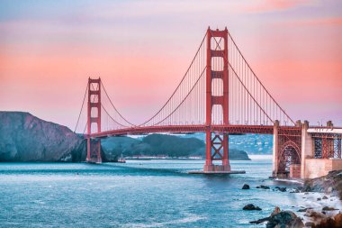 San Francisco 'daki Golden Gate Köprüsü' nün güzel manzarası, pastel renkler. Konsept seyahat, dünya eğlenceleri