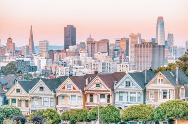 Alamo Meydanı 'ndaki Boyalı Kadınlar Viktorya dönemi evleri ve San Francisco gökdelenleri manzarası. Fotoğraf, pastel renklerde işlendi