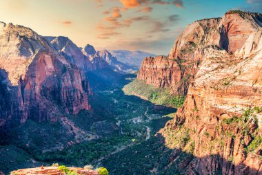 Güzel manzaralar, Zion Ulusal Parkı Utah ABD 'deki inanılmaz manzaralı kayalar ve dağlar.