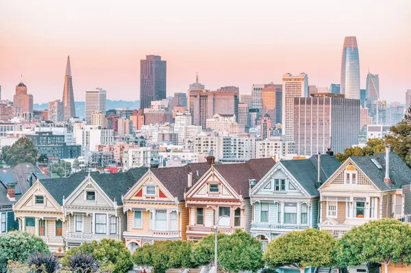 Alamo Meydanı 'ndaki Boyalı Kadınlar Viktorya dönemi evleri ve San Francisco gökdelenleri manzarası. Fotoğraf, pastel renklerde işlendi