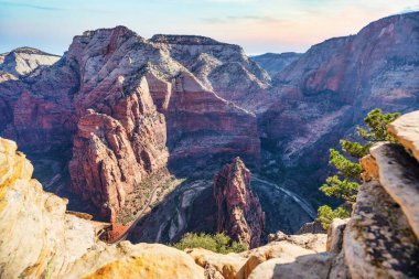 Güzel manzaralar, Zion Ulusal Parkı Utah ABD 'deki inanılmaz manzaralı kayalar ve dağlar.