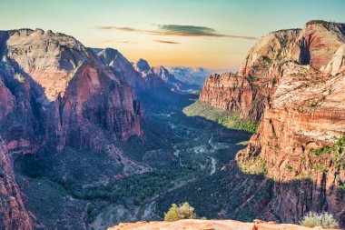 Güzel manzaralar, inanılmaz manzaralı kayalar ve Utah, Zion Ulusal Parkı 'ndaki dağlar.