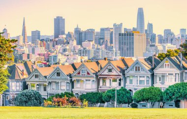 Alamo Meydanı 'ndaki Boyalı Kadınlar Viktorya dönemi evleri ve San Francisco gökdelenleri manzarası. Fotoğraf, pastel renklerde işlendi