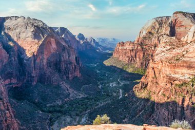Güzel manzaralar, inanılmaz manzaralı kayalar ve Utah, Zion Ulusal Parkı 'ndaki dağlar.