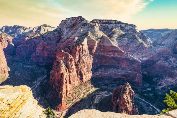 Güzel manzaralar, Zion Ulusal Parkı Utah ABD 'deki inanılmaz manzaralı kayalar ve dağlar.