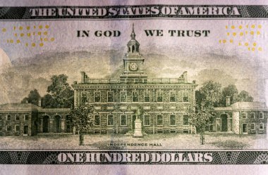 Dolarların yakın plan fotoğrafı. Yeni yüz dolarlık banknotun altını çizdim. Para bizim para birimimiz USD.