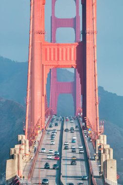 Dünyanın en ünlü eğlencelerinden biri olan Golden Gate Köprüsü 'nün yakın görüntüsü Vista Point' ten çekildi. San Francisco şehri, Kaliforniya ABD.