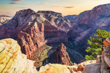 Güzel manzaralar, Zion Ulusal Parkı, Utah, ABD 'deki inanılmaz resimli kaya ve dağların manzarası. Kavram, turizm, şehir simgesi