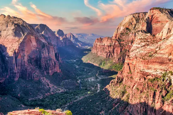 Güzel manzaralar, Zion Ulusal Parkı Utah ABD 'deki inanılmaz manzaralı kayalar ve dağlar.