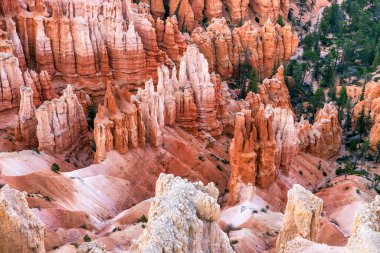 Bryce Canyon Ulusal Parkı, Utah, ABD inanılmaz renkli manzara, güzel doğal manzara. Kavram, turizm, şehir simgesi