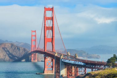 San Francisco 'daki Golden Gate Köprüsü' nün güzel manzarası, pastel renkler. Konsept seyahat, dünya eğlenceleri