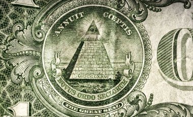 Piramit, Tanrı 'nın Gözü. Amerika Birleşik Devletleri doları banknotları ekstrem piramidi, beyaz zemin üzerinde.